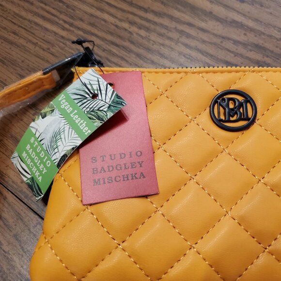 BNWT Badgley Mischka Studio Diamond Quilted Clutch Yellow w/ Black Hardware - Picture 2 of 7